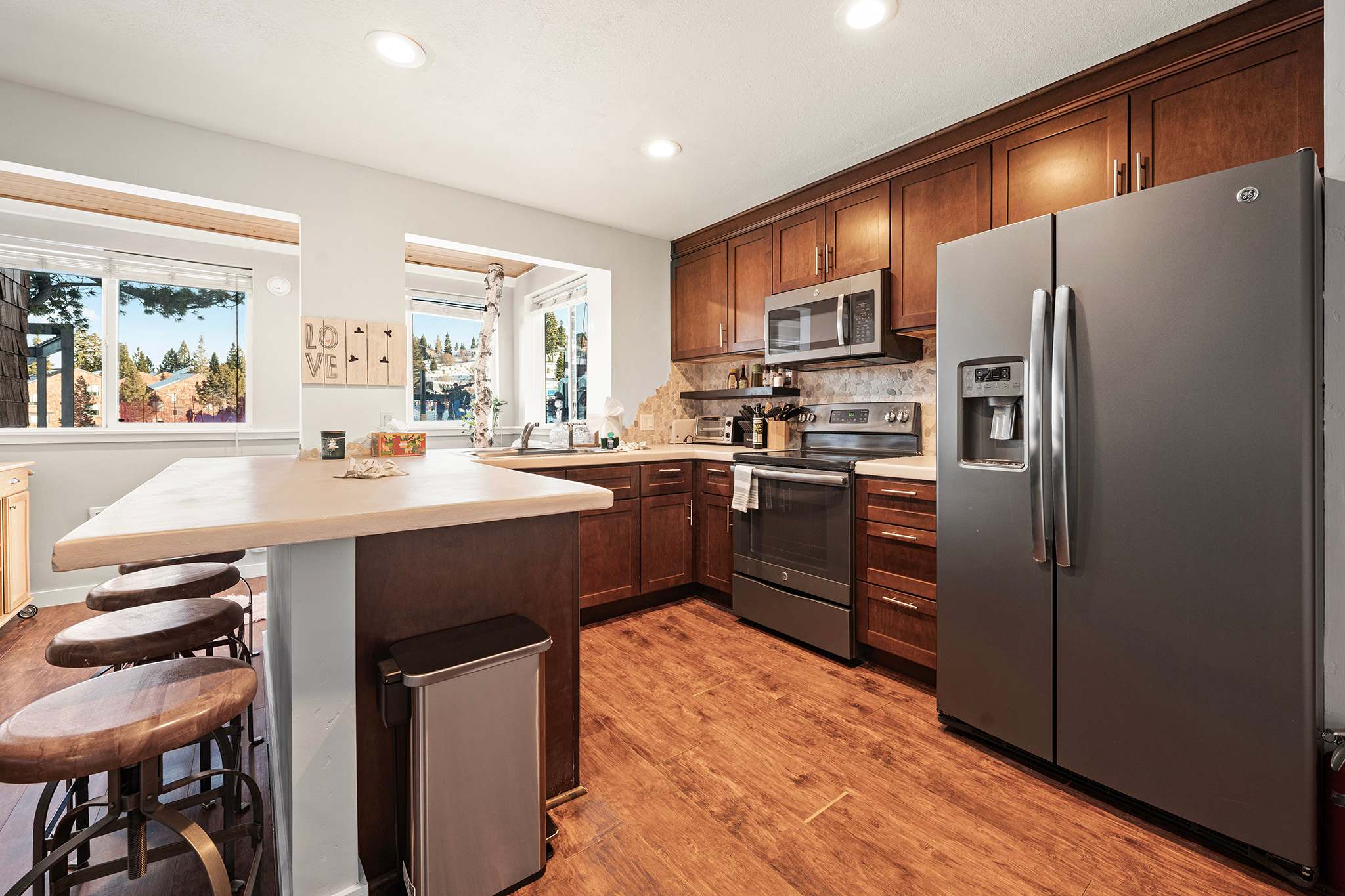 Powder Run Retreat Modern Stay for 6 With On-site Ski Access & Mountain Views 3