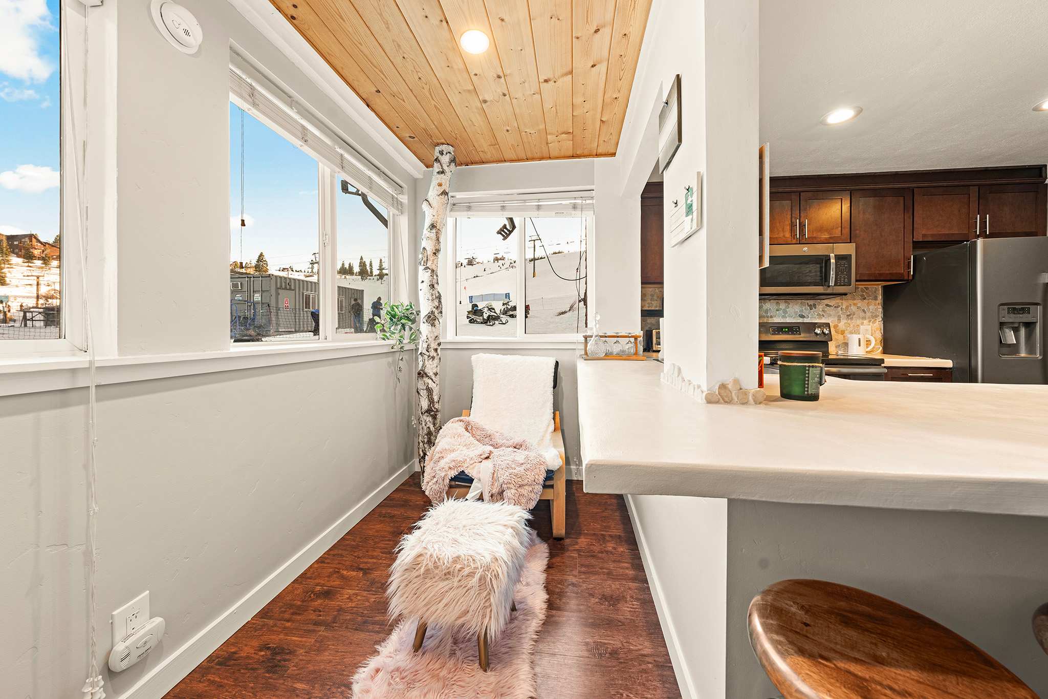 Powder Run Retreat Modern Stay for 6 With On-site Ski Access & Mountain Views 7