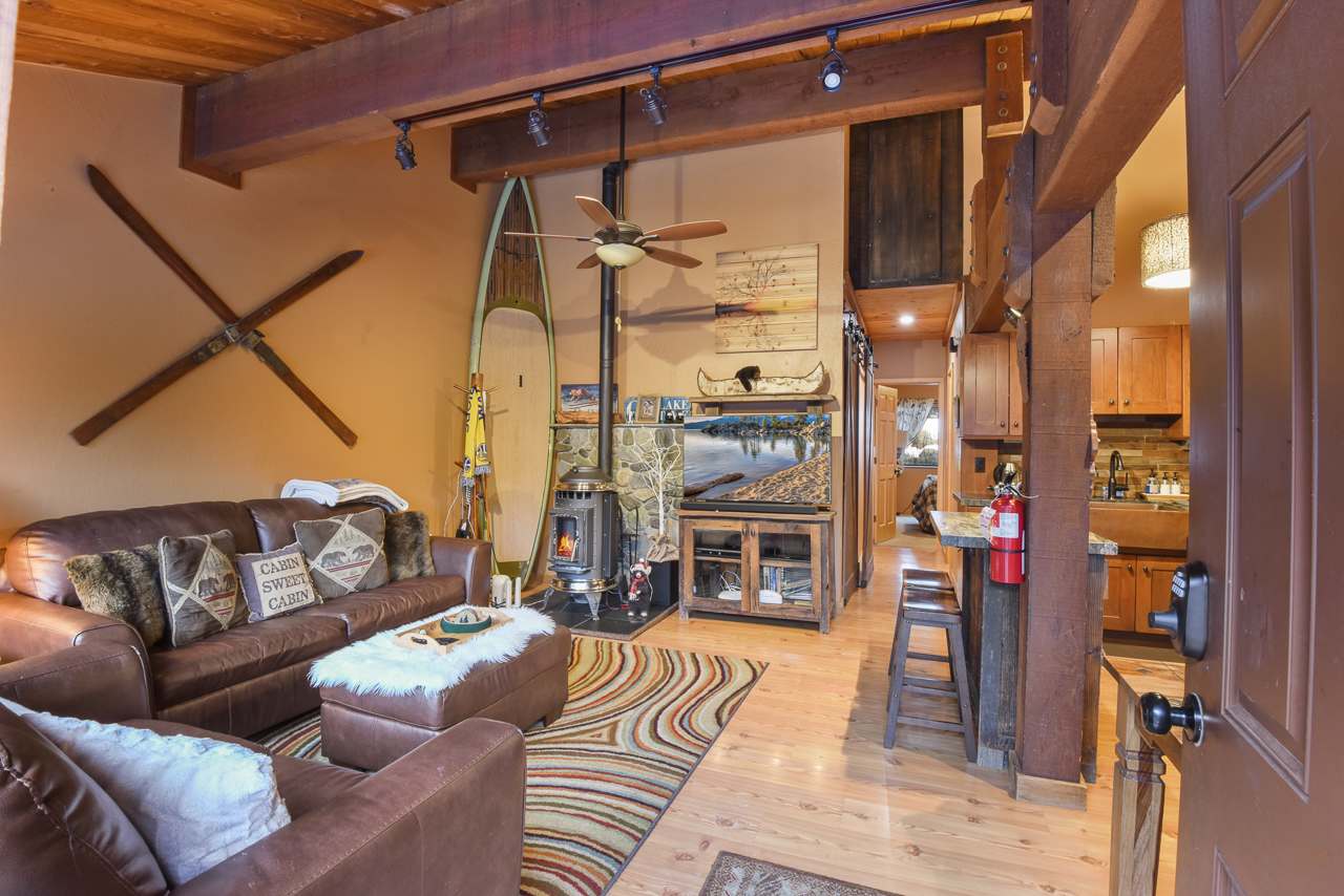 North Lake Tahoe Alpine Retreat 5 Min to Skiing! 5