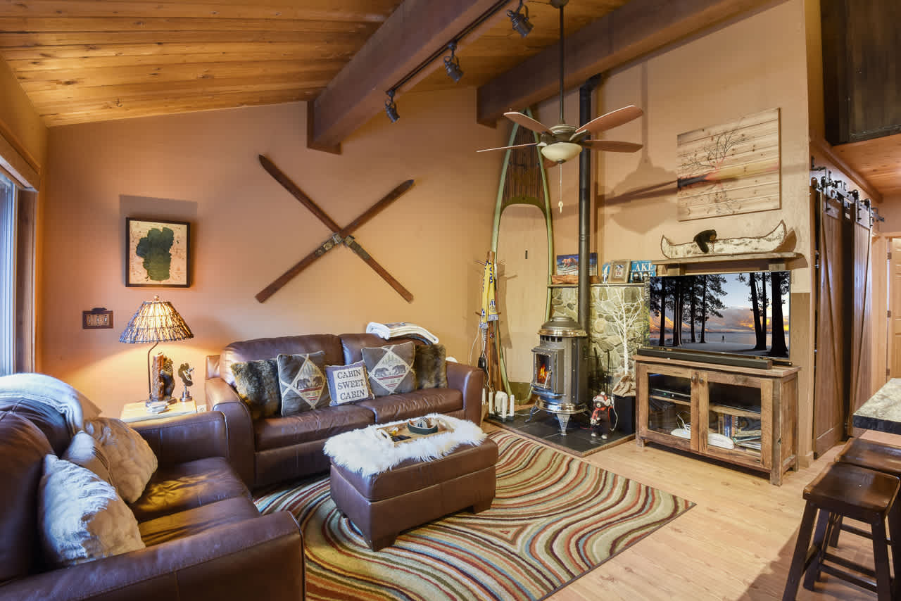 North Lake Tahoe Alpine Retreat 5 Min to Skiing! 7