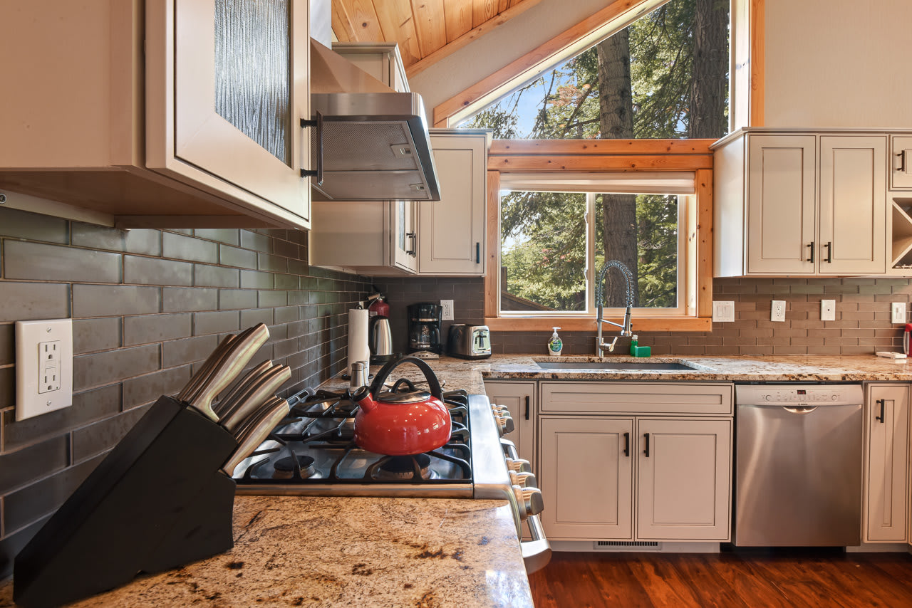 Luxury Tahoe Chalet Minutes to Dining 8