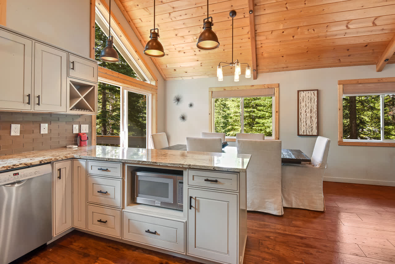 Luxury Tahoe Chalet Minutes to Dining 6