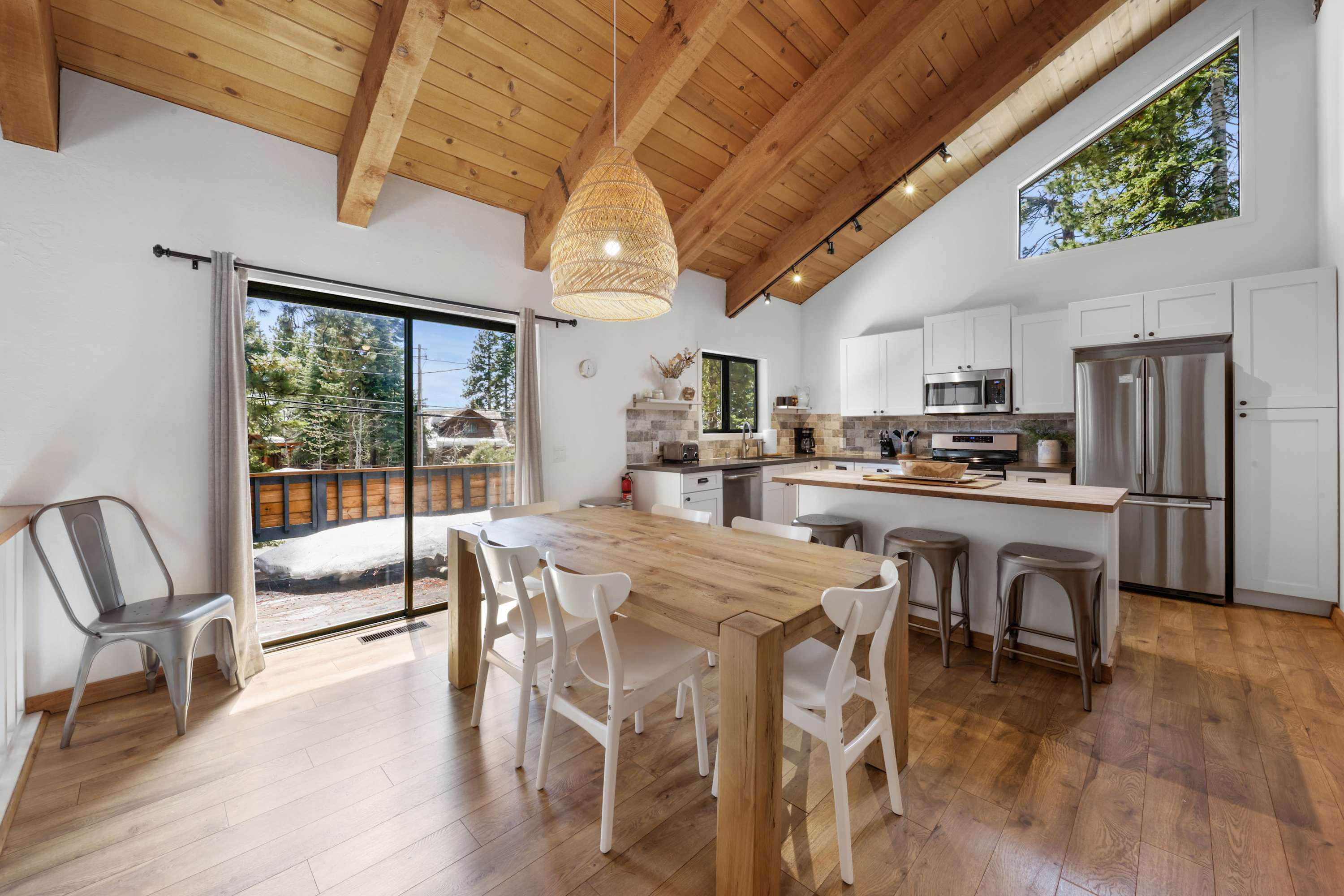 Bright & Modern Cabin, Luxury Home in Carnelian Bay! 8