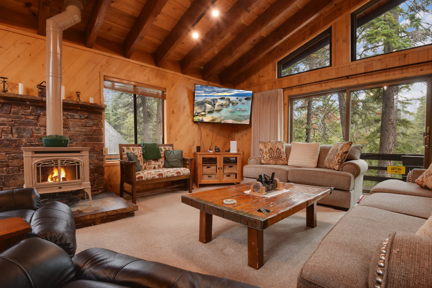 Lake Tahoe Treasure! Minutes from Beach & Skiing