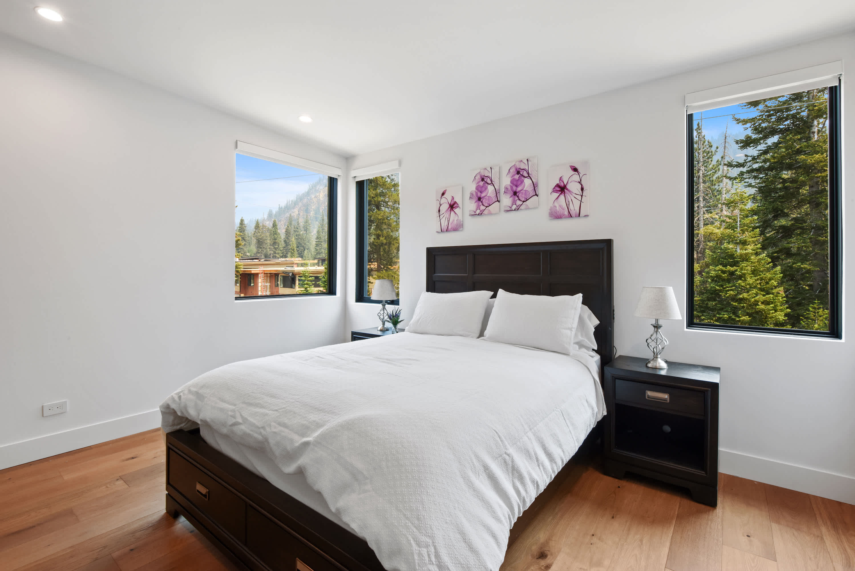 Main bedroom: Queen bed with en suite bathroom (2nd floor)