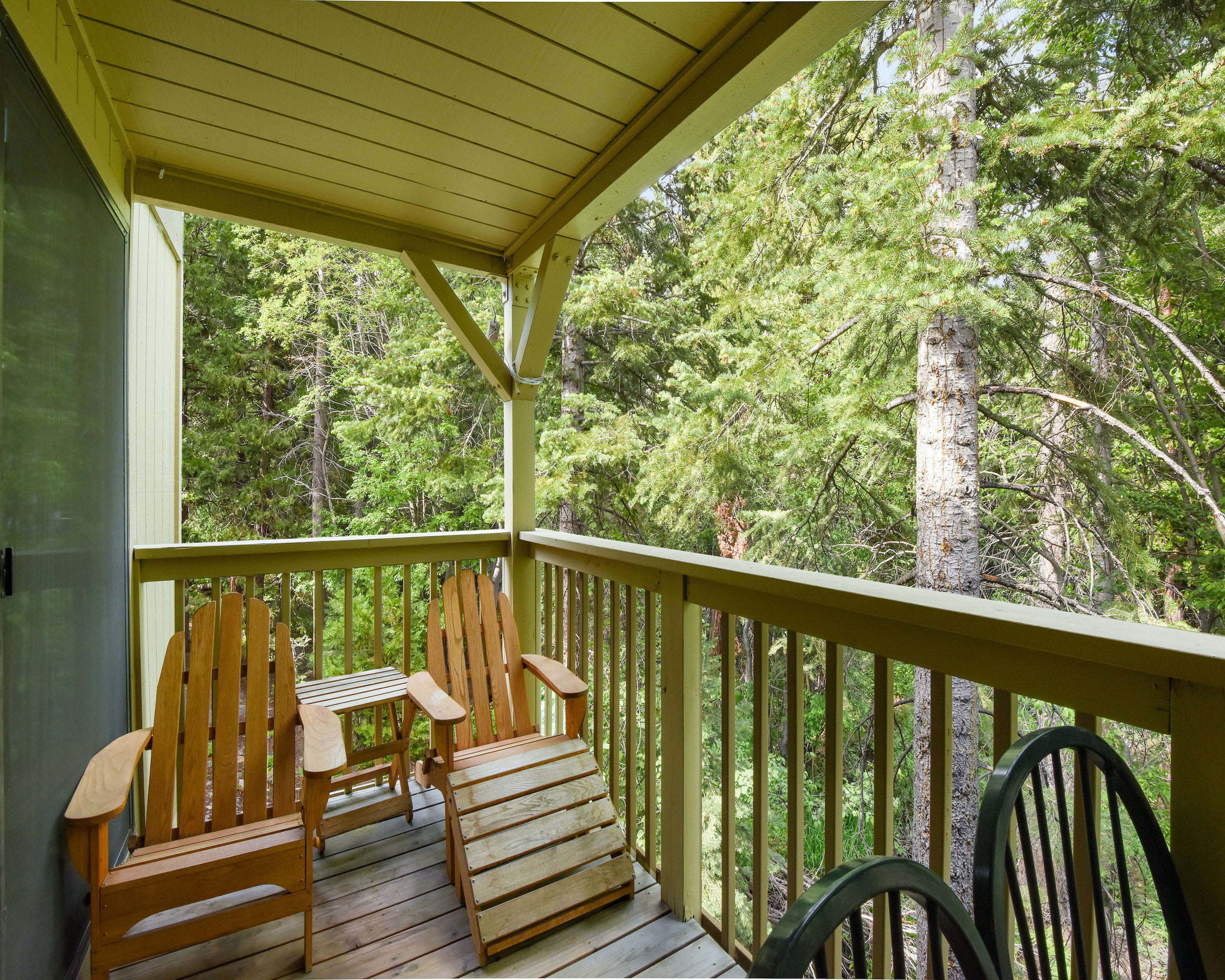 Enjoy Forest Views, Retreat at Kingswood Village!