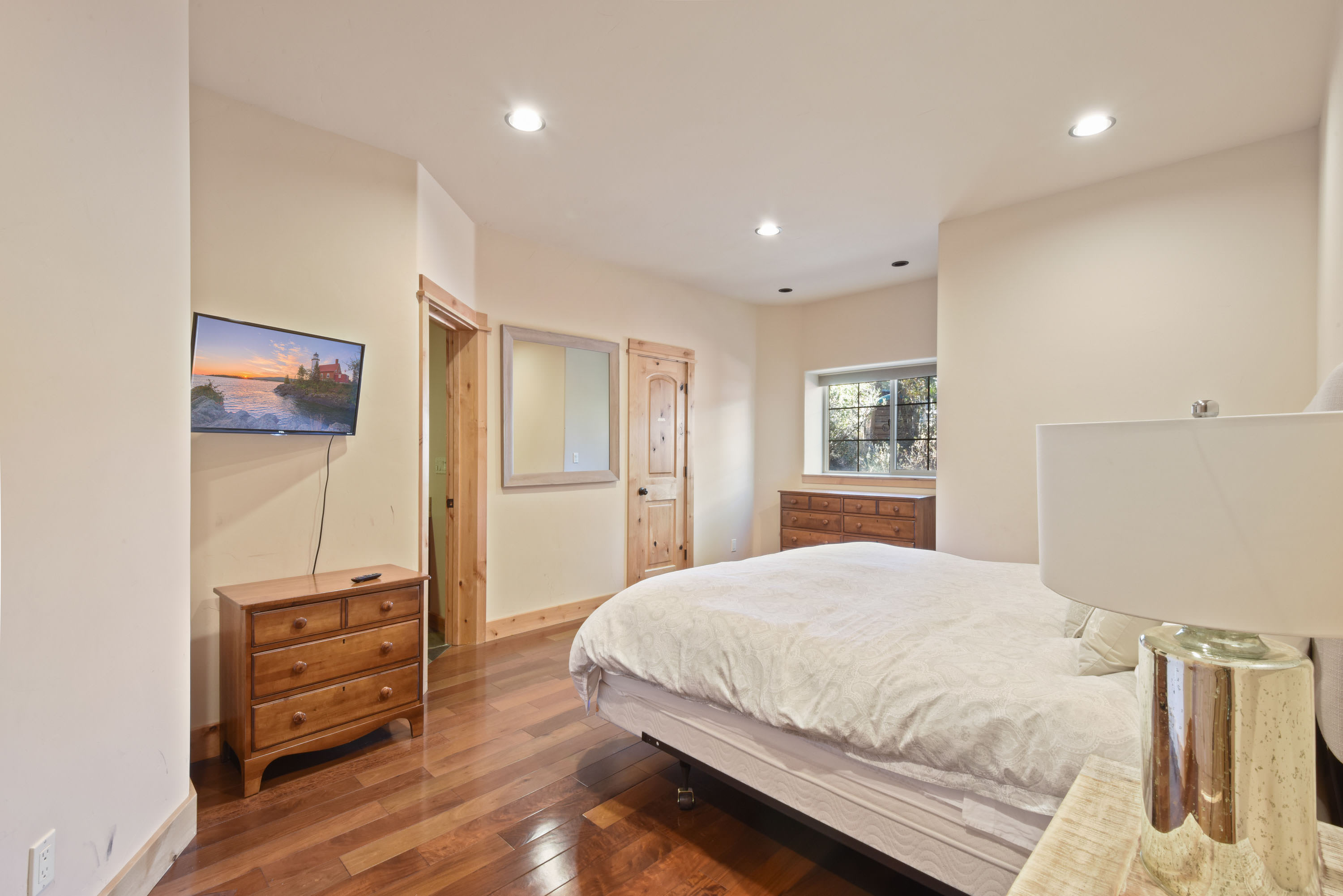 2nd bedroom: Queen bed with TV and deck access