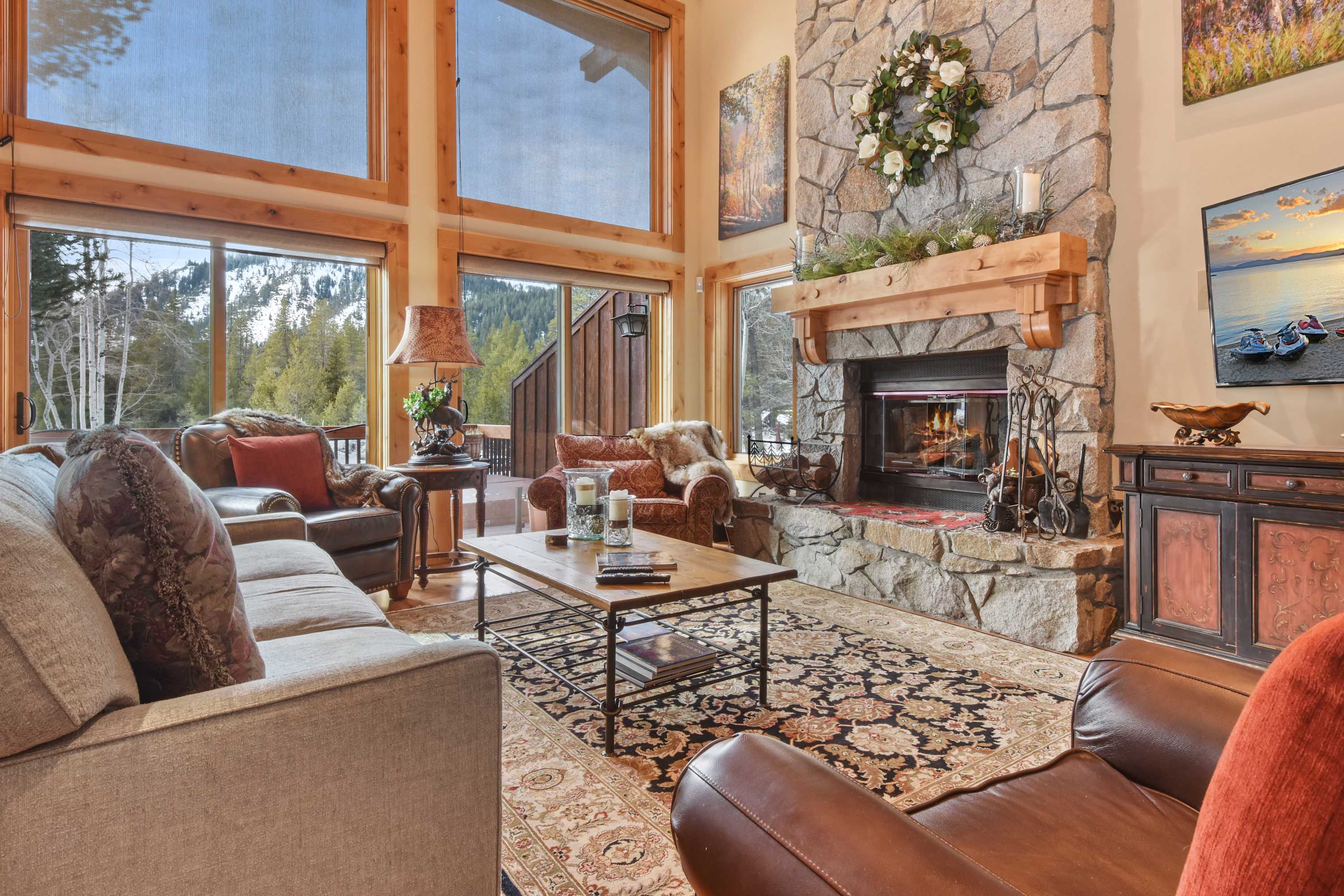 Wulf's Lodge at Olympic Valley - Unwind in Hot Tub!