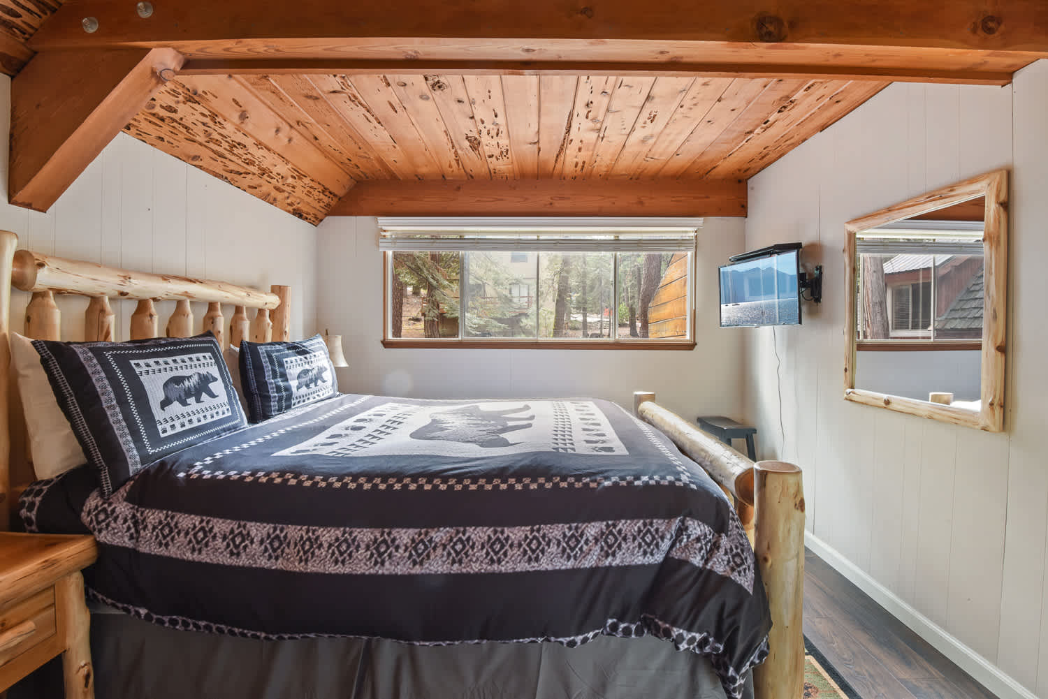 Master bedroom: King bed w/ Smart TV (1st floor)