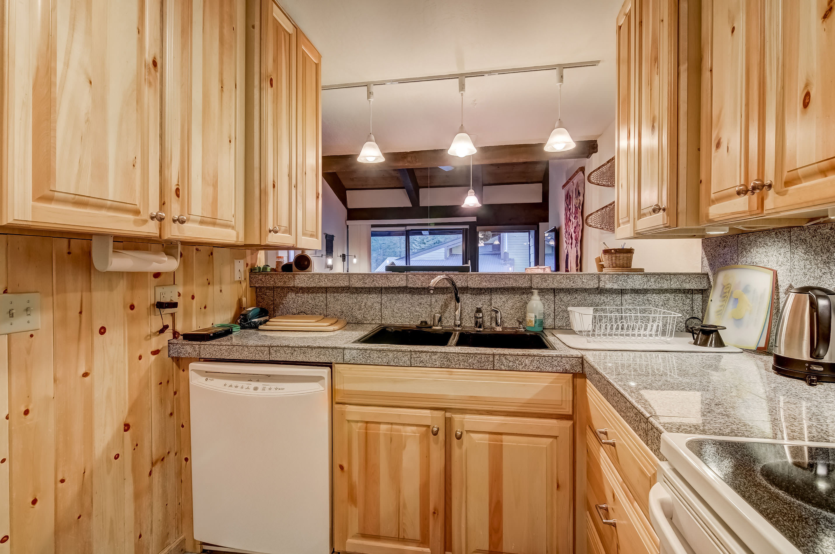 Alpine Meadows Peak, 15 Min to Commons Beach 7