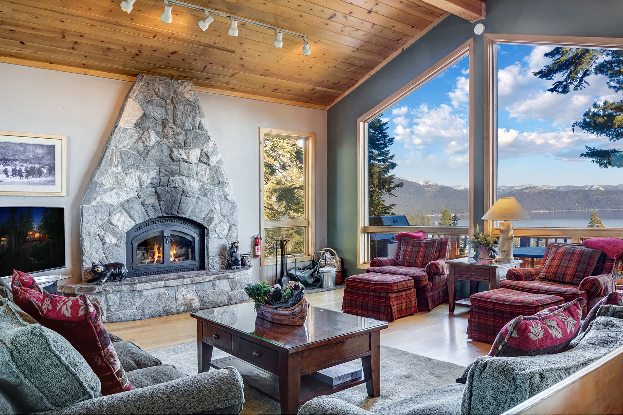 Lakeview Hideaway 3BDR for 8 w Private Hot Tub!