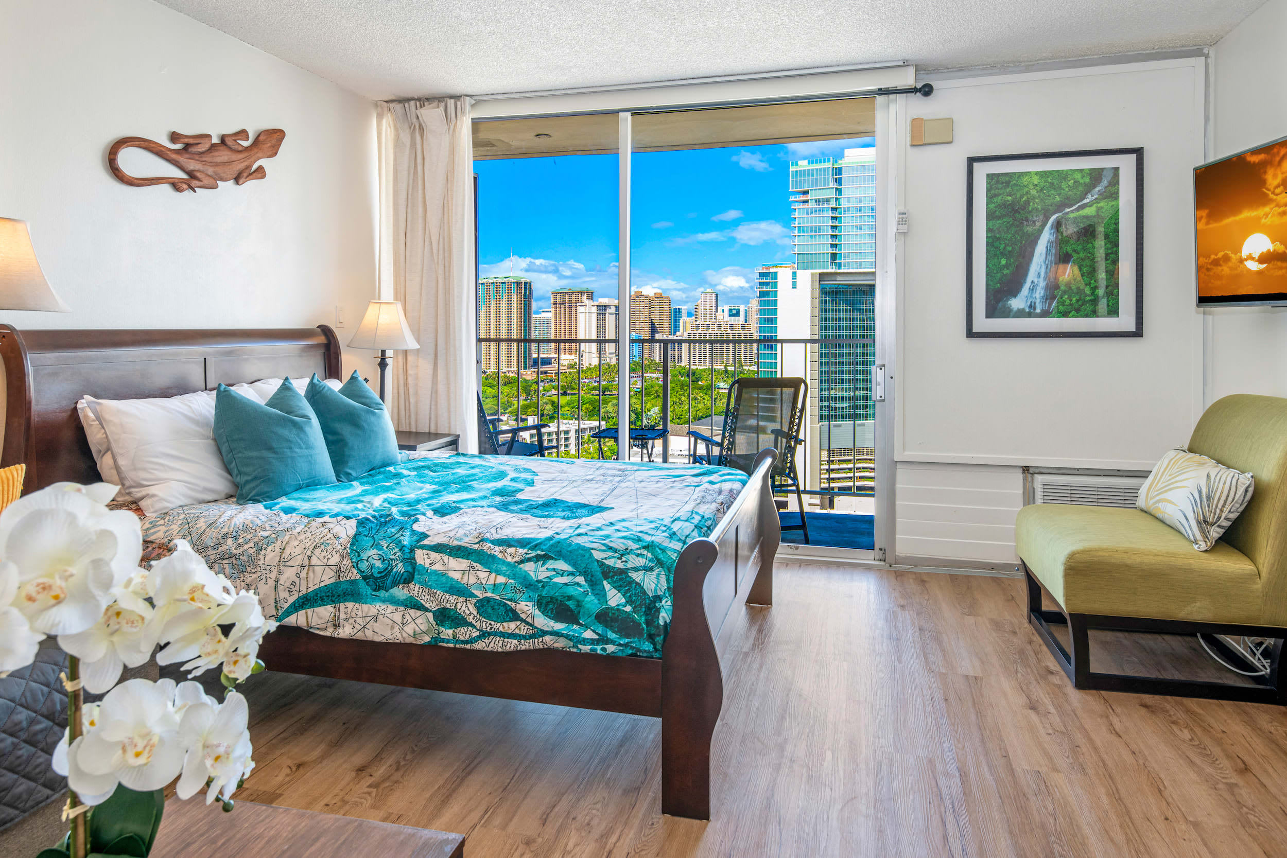 Marine Surf Waikiki w/ Beach Gear & Parking!
