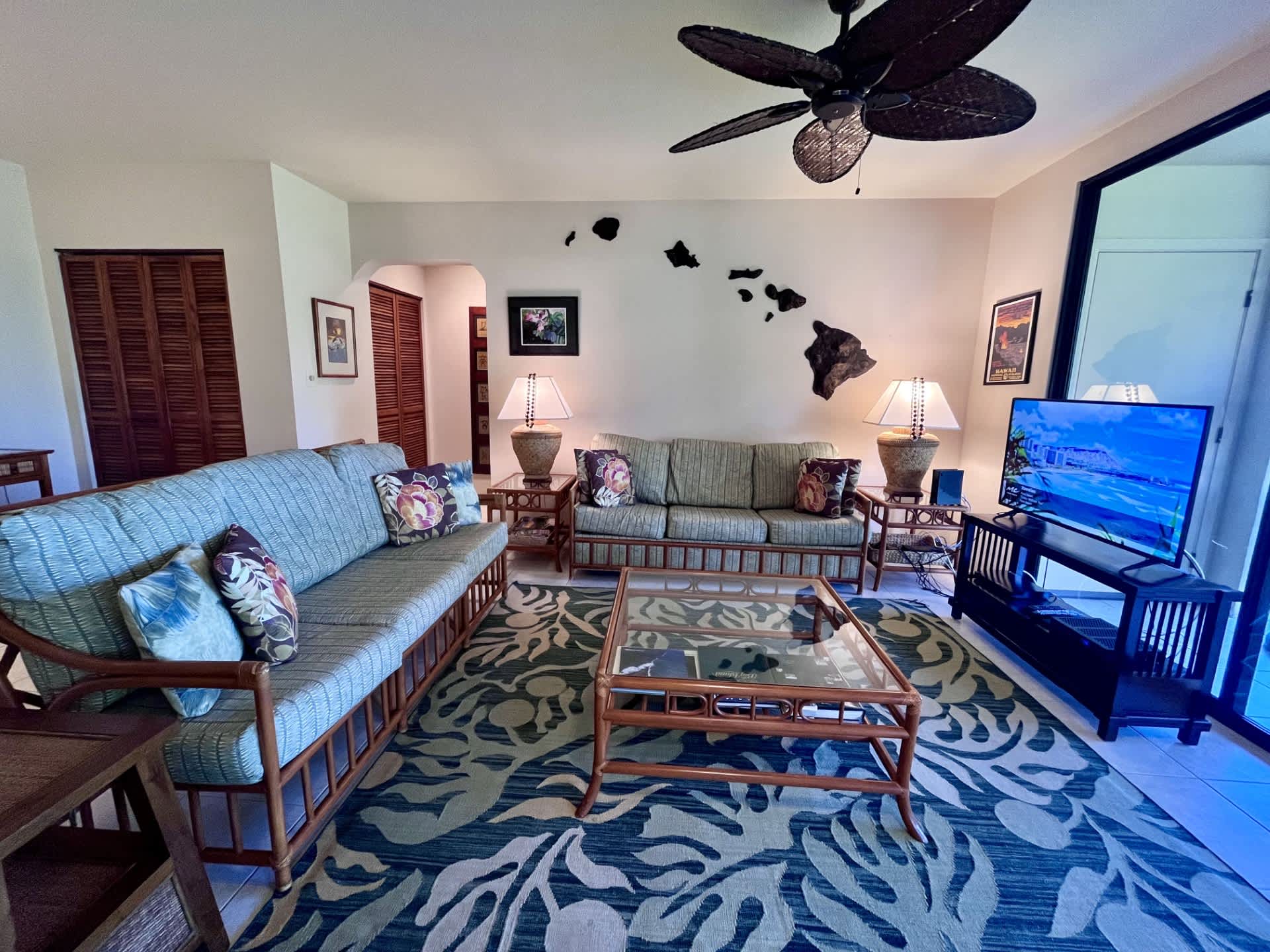 Smart/Cable TV in living room