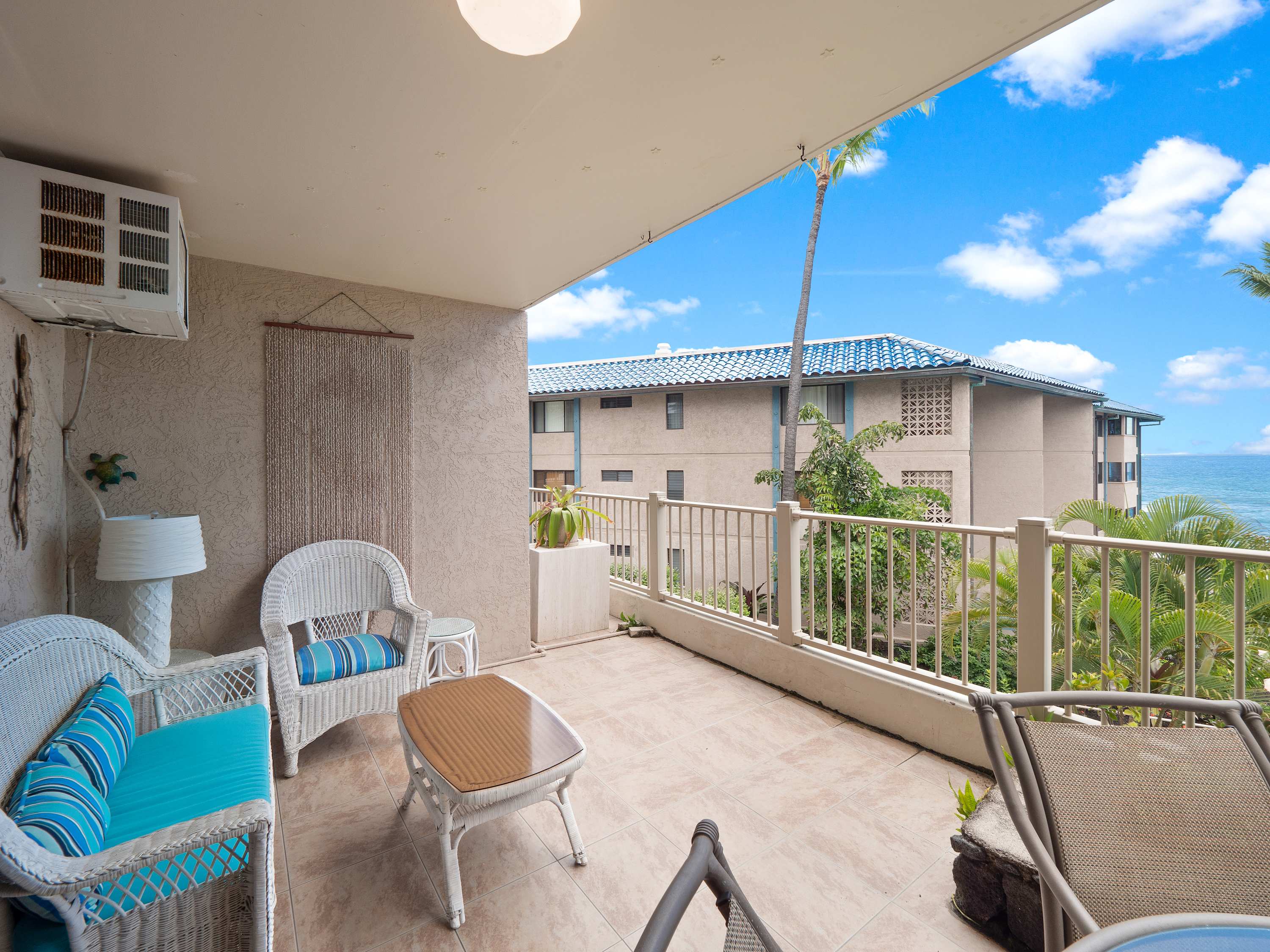 Private lanai with outdoor seating