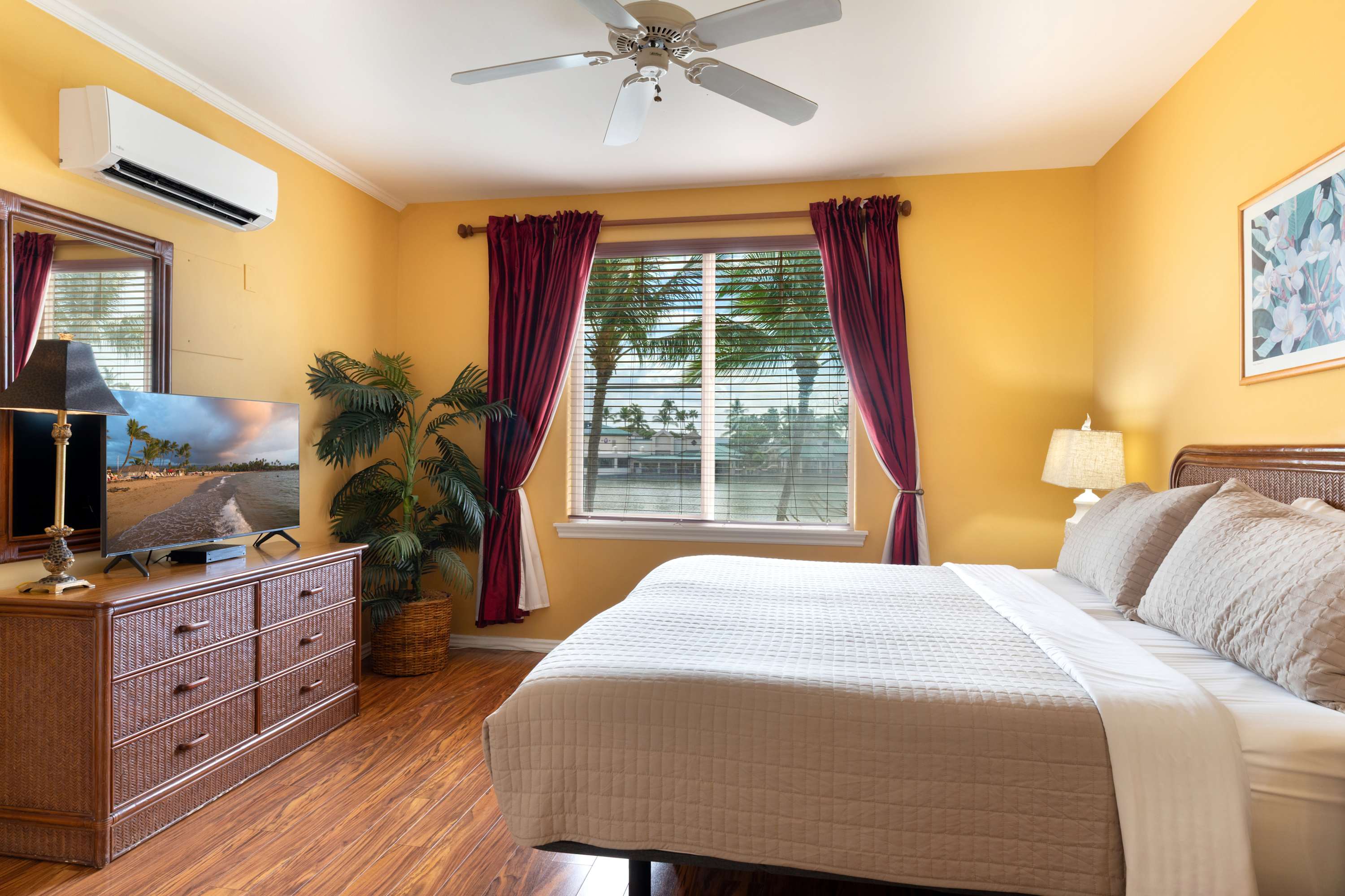 Master bedroom: California King bed with en suite bathroom