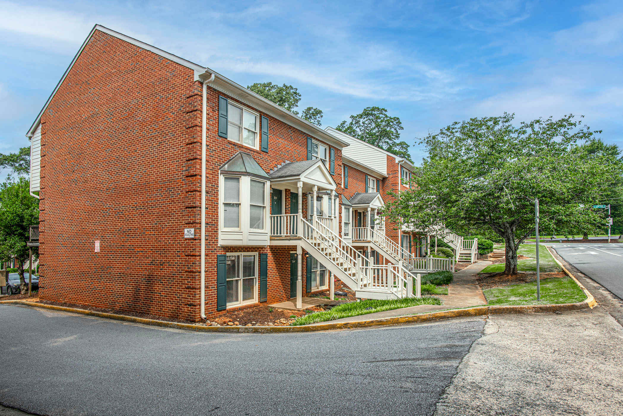 Five Points Dawg Crib On Campus 3