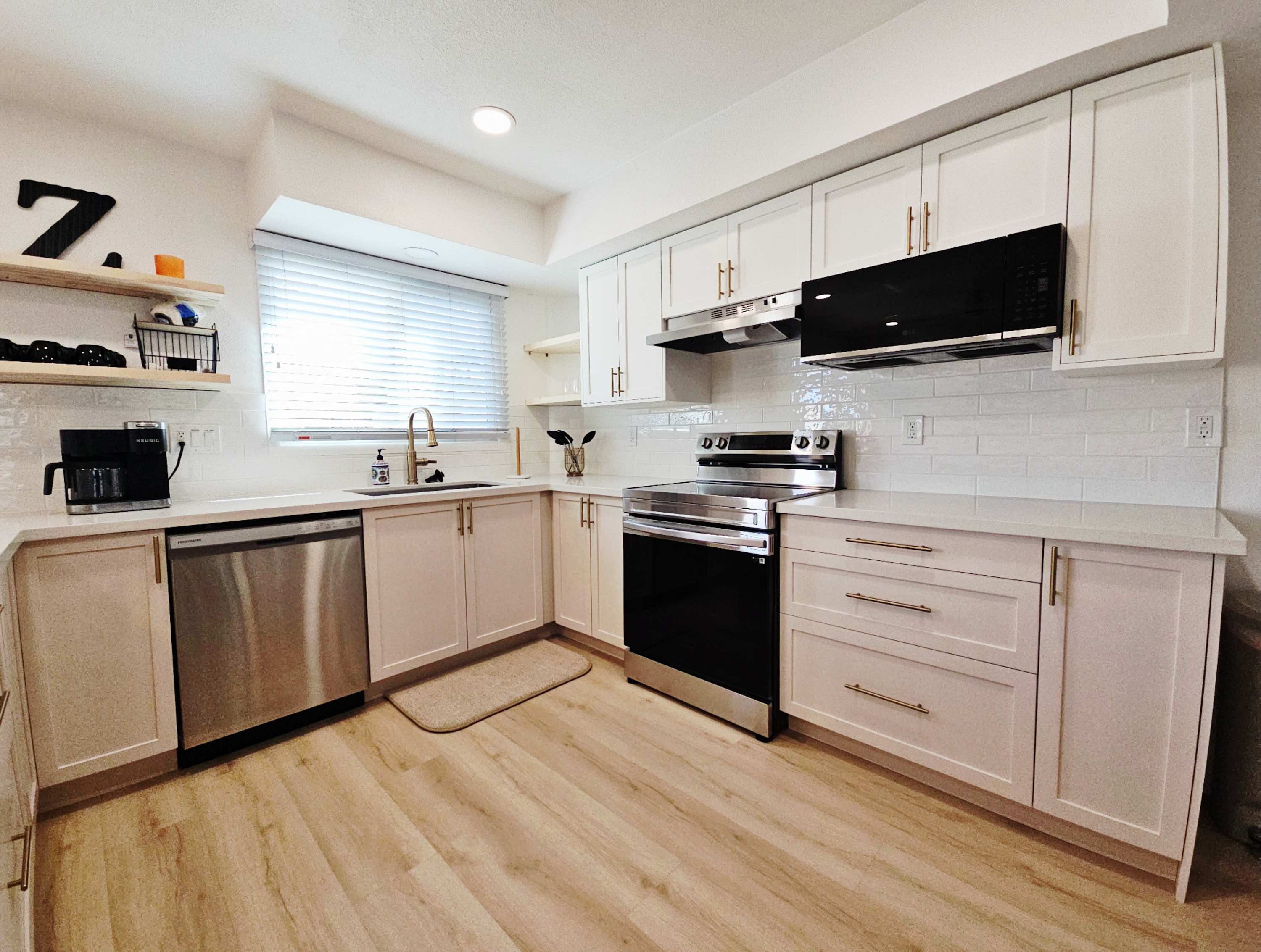 The airy, open kitchen offers ample space & every home comfort