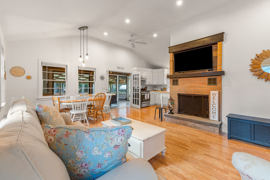 Featured Property Cappawack Cottage - Charming 3 BDR with Fire Pit