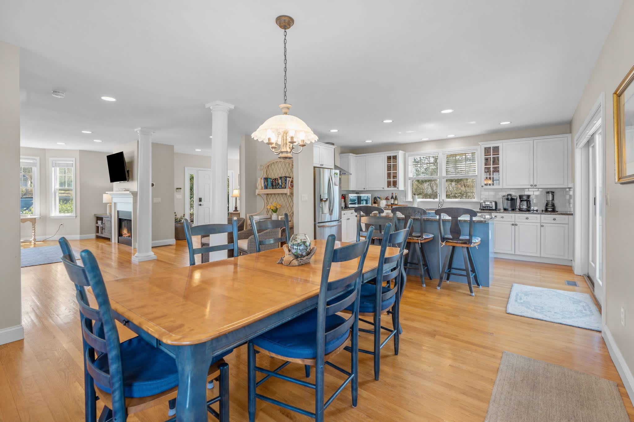 Make mealtime memories together at the dining table, seating 6