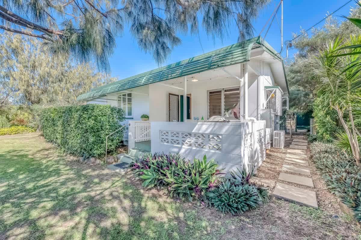 Beach Shack by the Sea Innes Park — Innes Park, Queensland — vacation rental