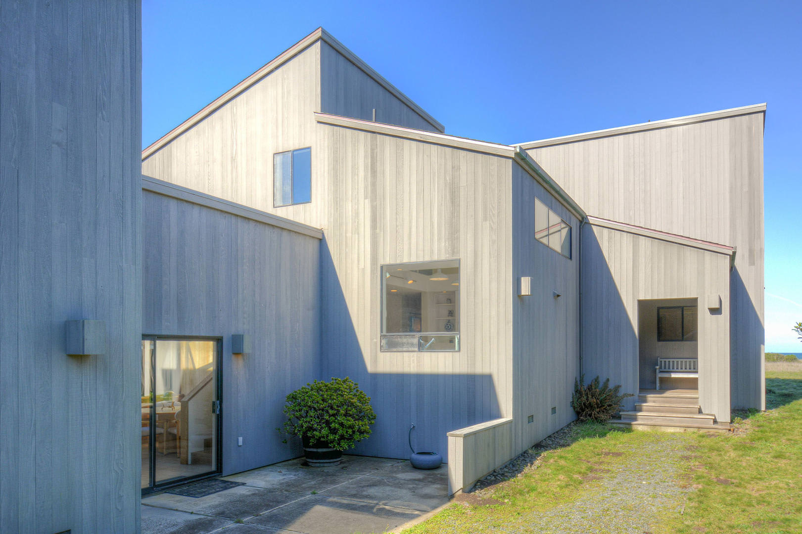 Neel Nirvana - Deck With BBQ & Community Pool!