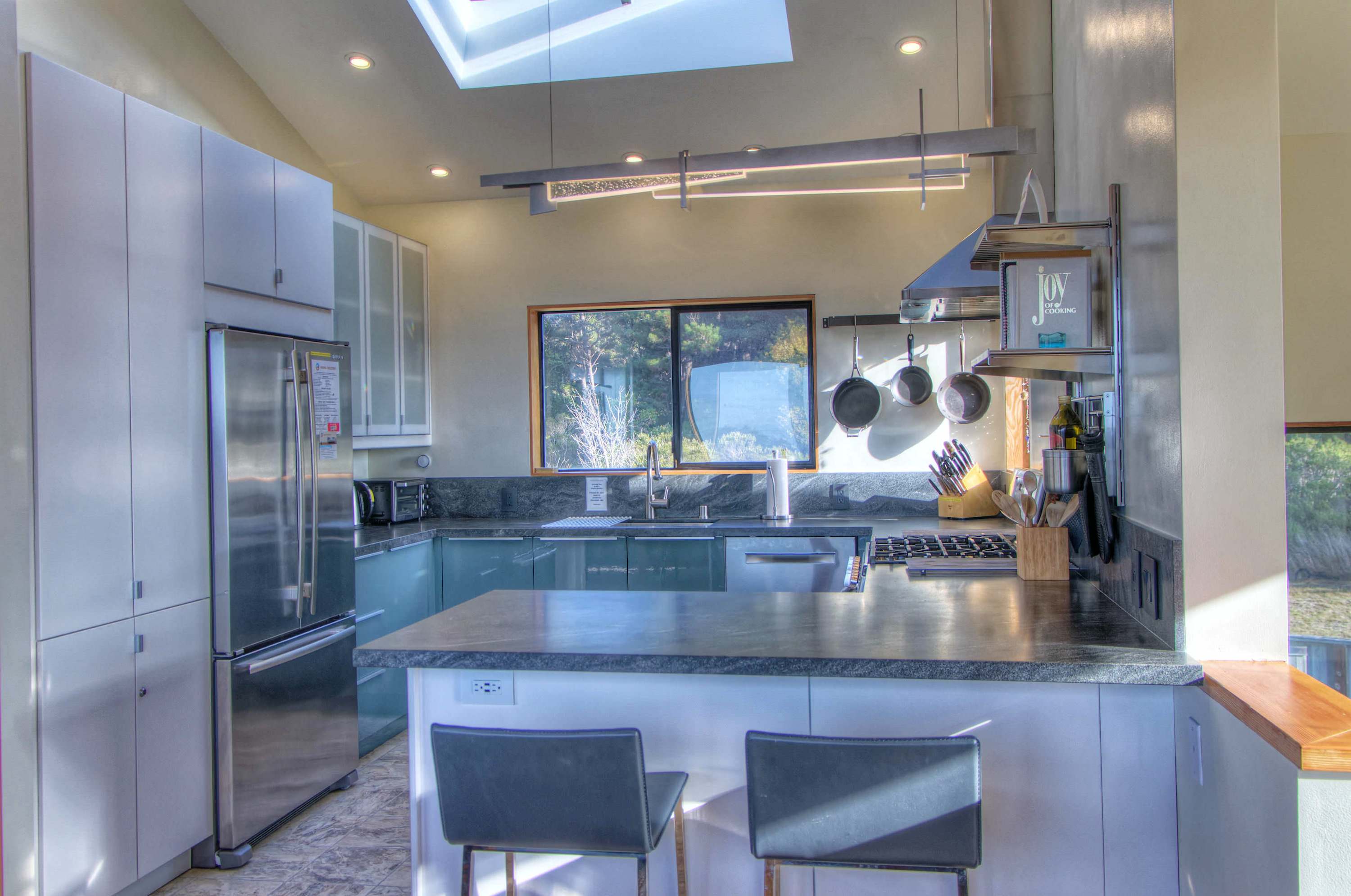 Fully equipped kitchen with bar seating