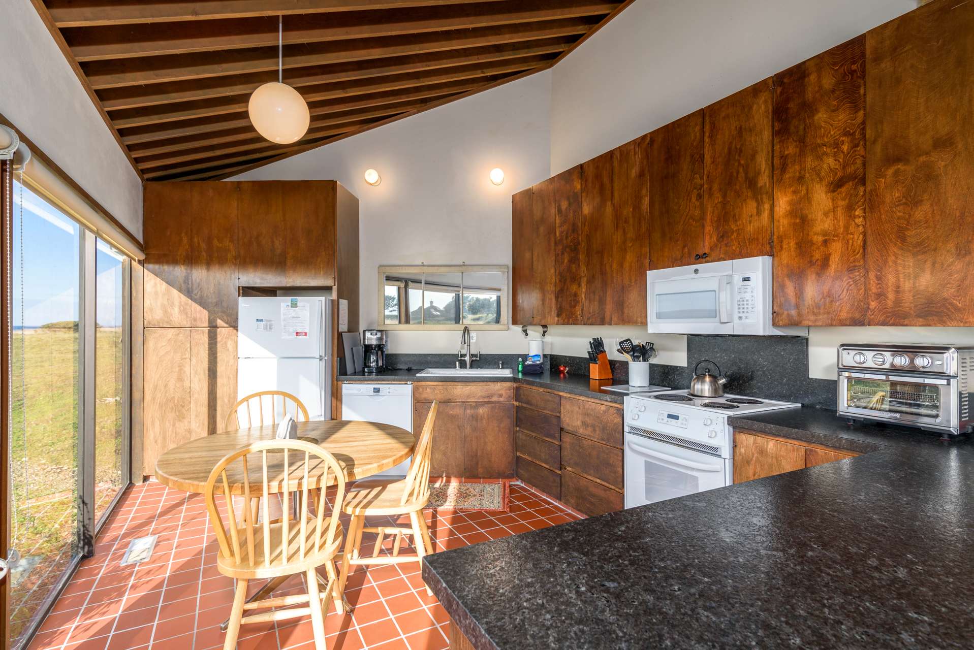 Fully furnished and equipped kitchen