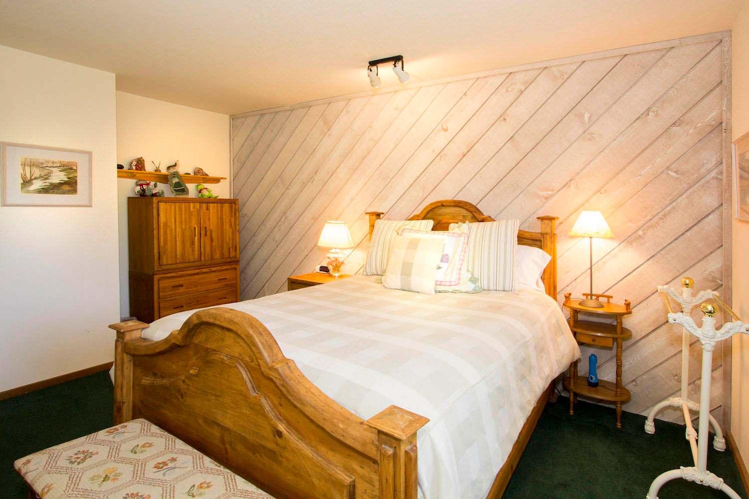 Bedroom 2: Queen bed