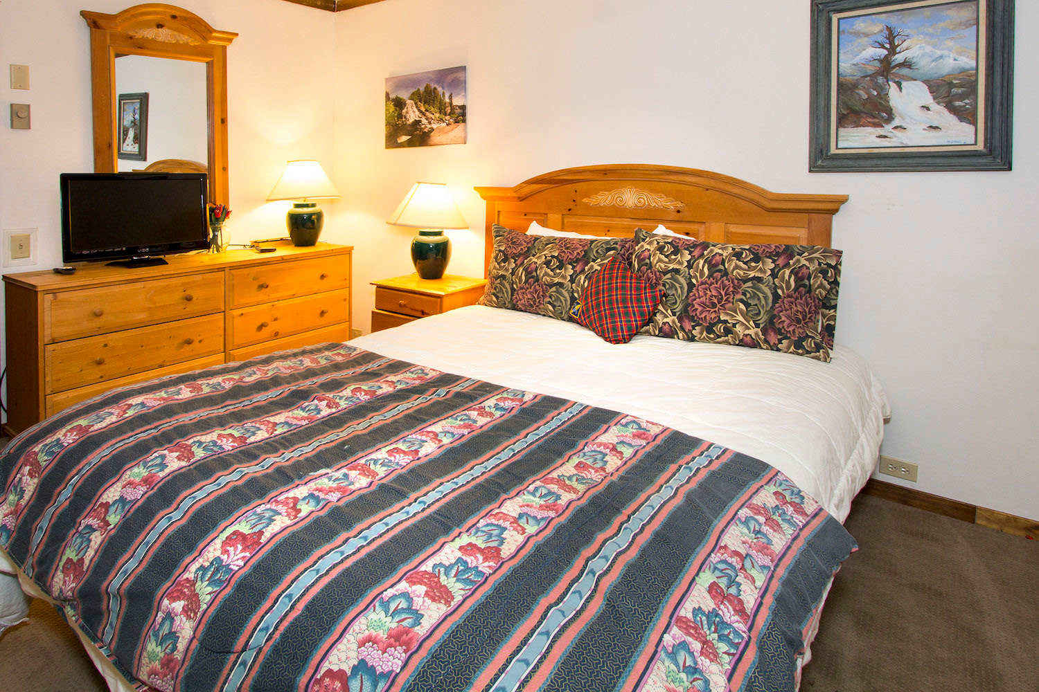 Guest Bedroom: Queen Bed