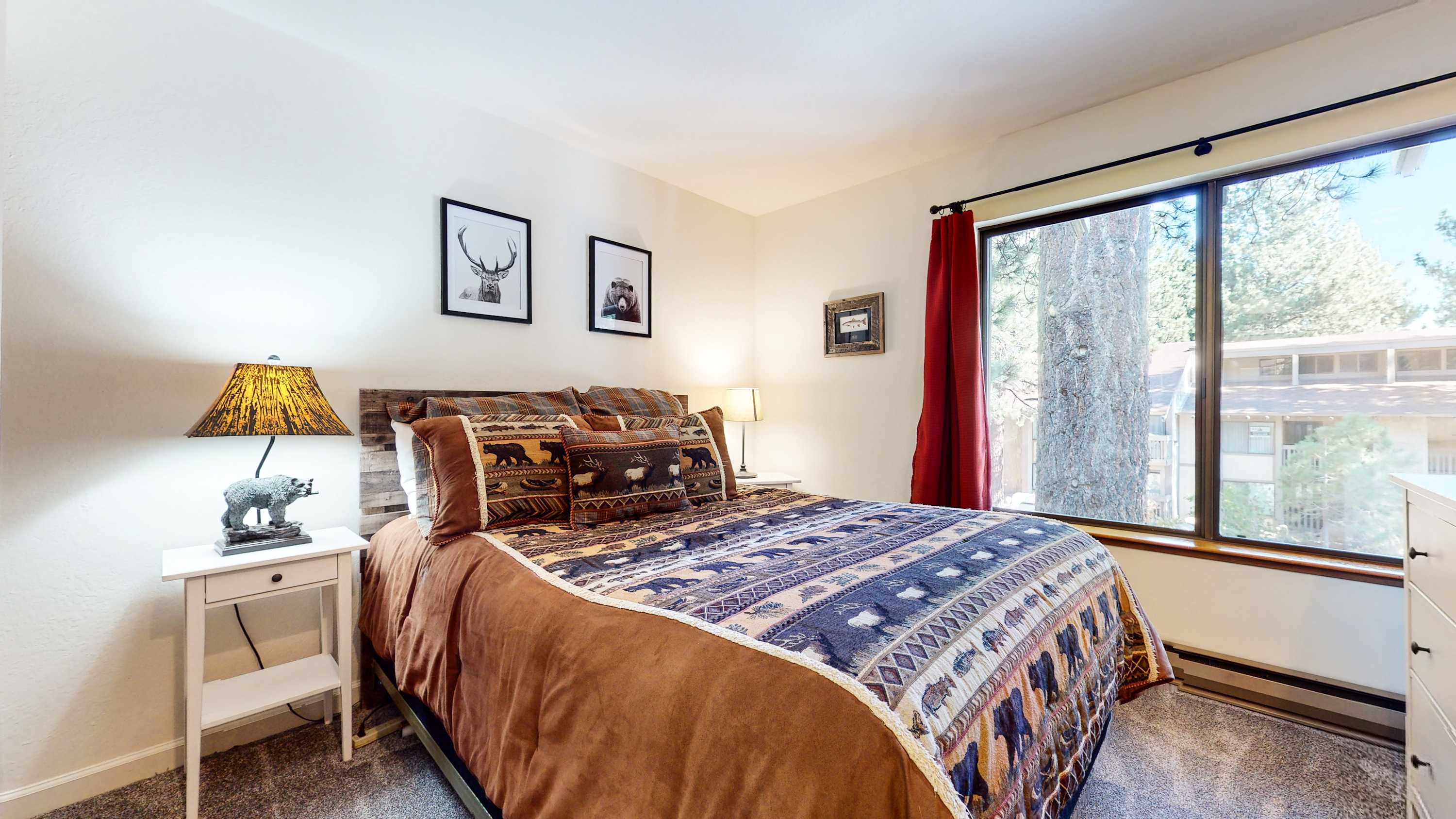 Master bedroom: Queen bed