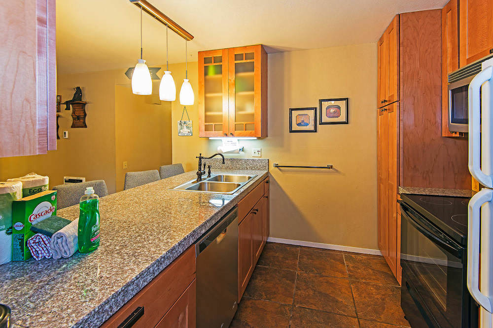 Horizons 4 - Walk to Shops & Eateries! 8