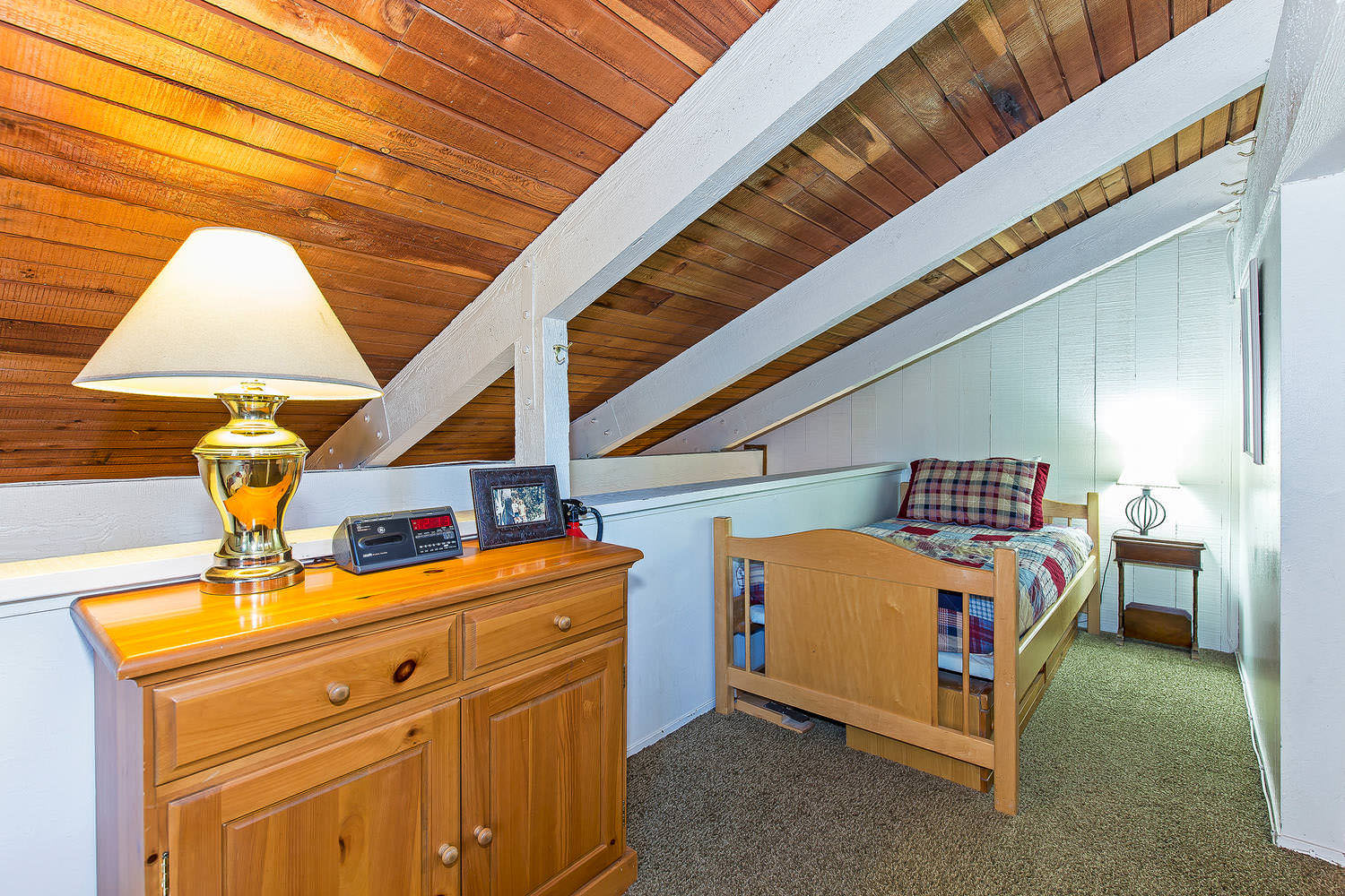 Loft: Queen bed, 2 Twin beds, TV