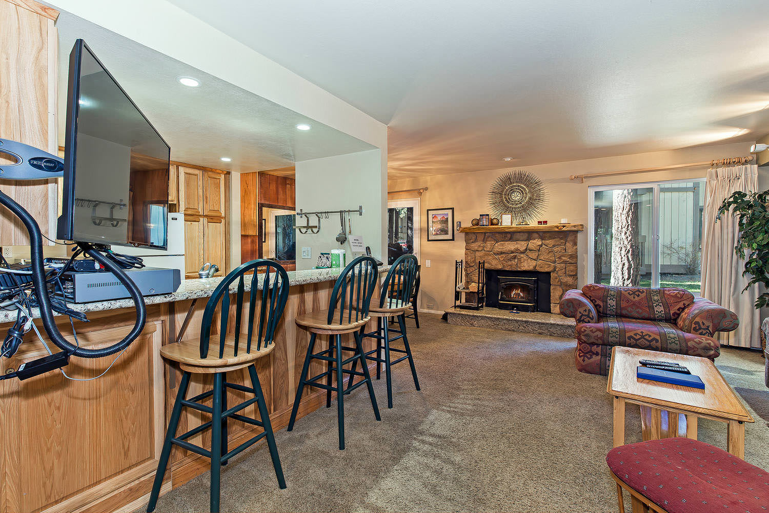 Breakfast bar for 4 and wood burning fireplace