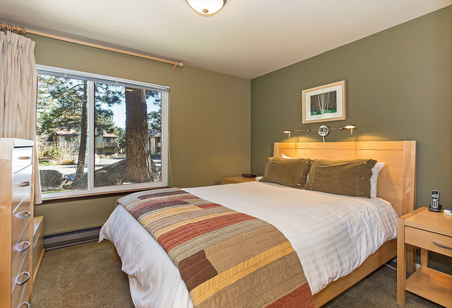 Bedroom: Queen bed w/ TV