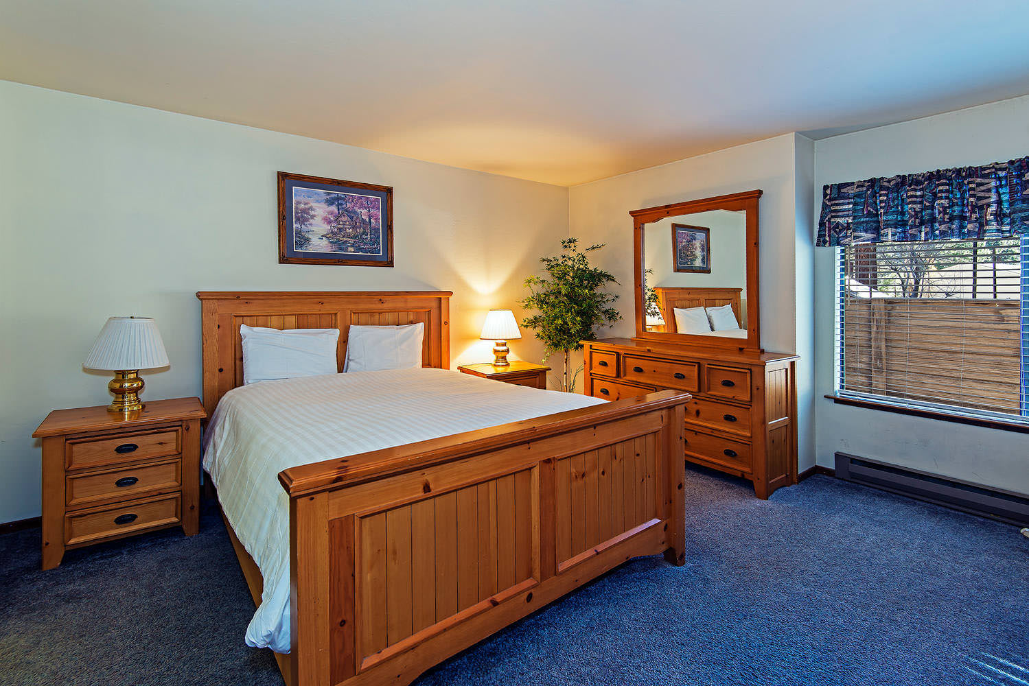 Master bedroom: Queen bed