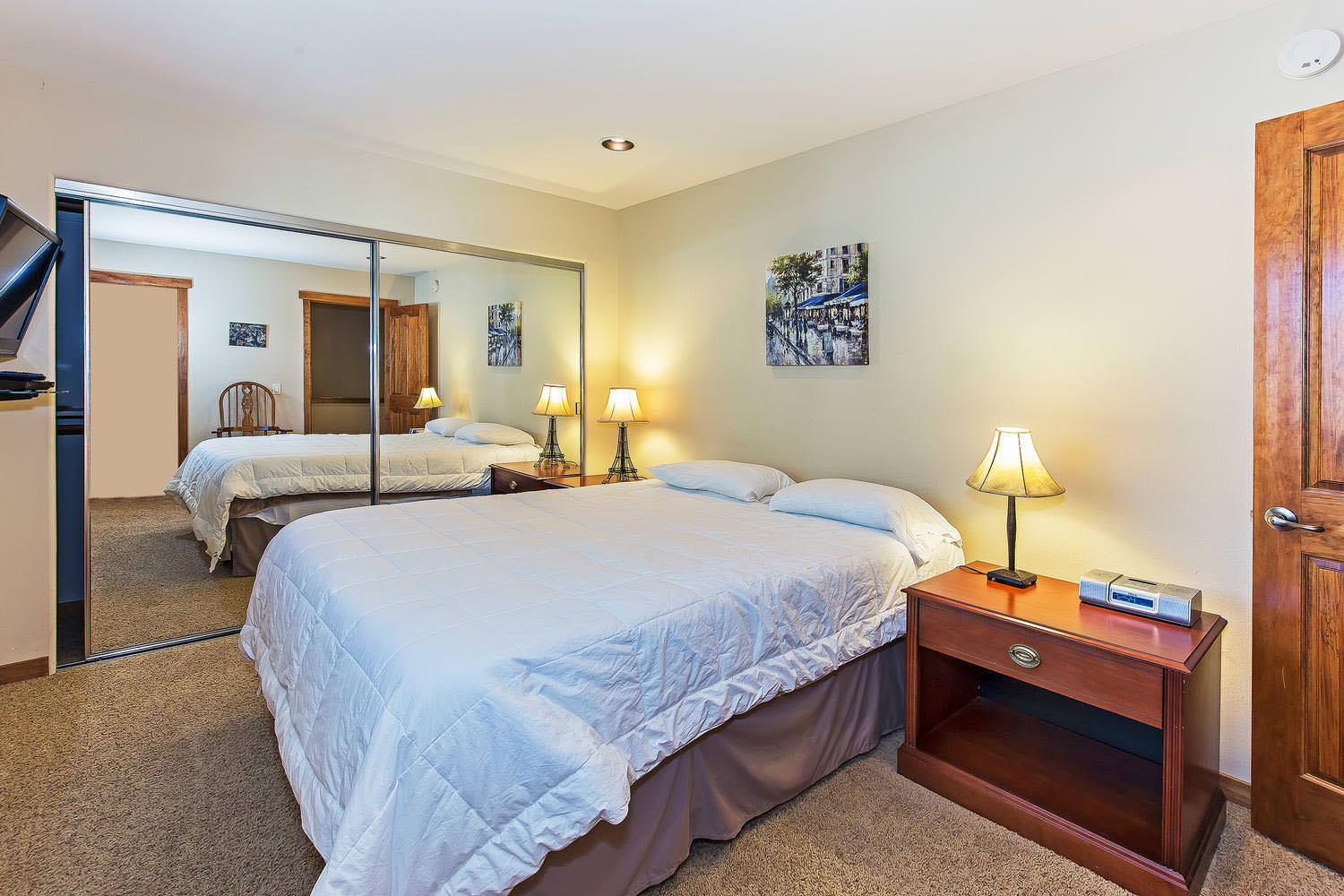 Master bedroom: Queen bed