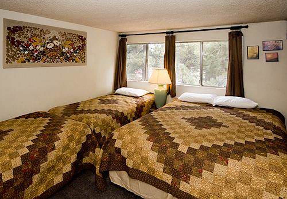 Loft: Queen bed & 2 Twin beds