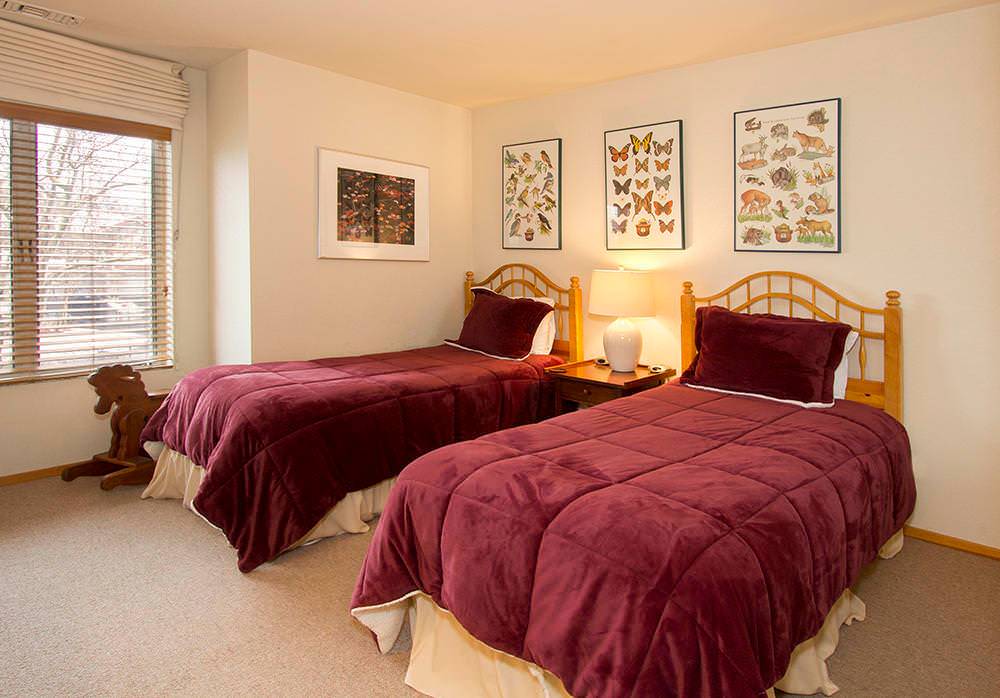 Bedroom 2: 2 sets of Twin beds