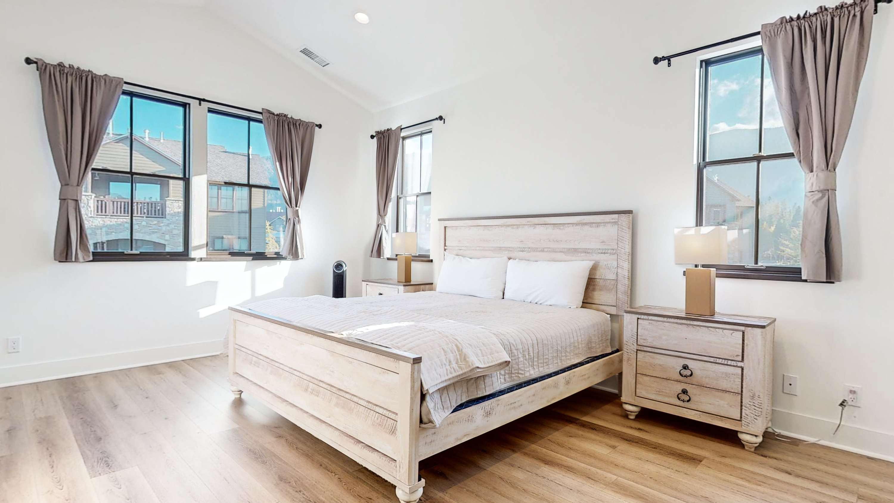 An Adventure of a Lifetime! 3 BDR, 5 Min to Skiing 4