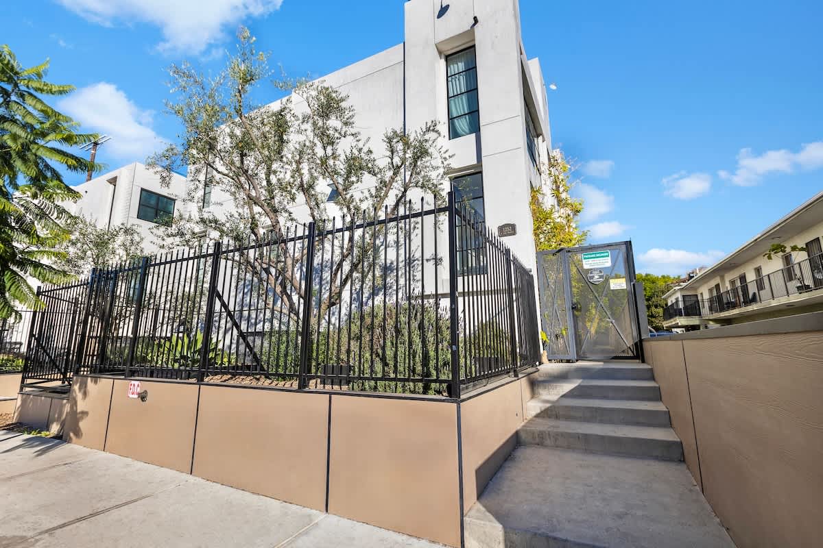 Spacious 4BR Townhouse | Free Parking + Rooftop