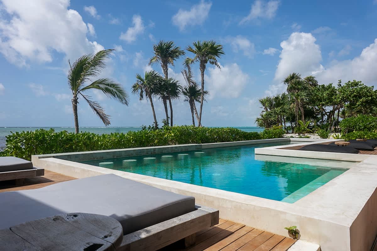 Beautiful shared pool overlooking the ocean