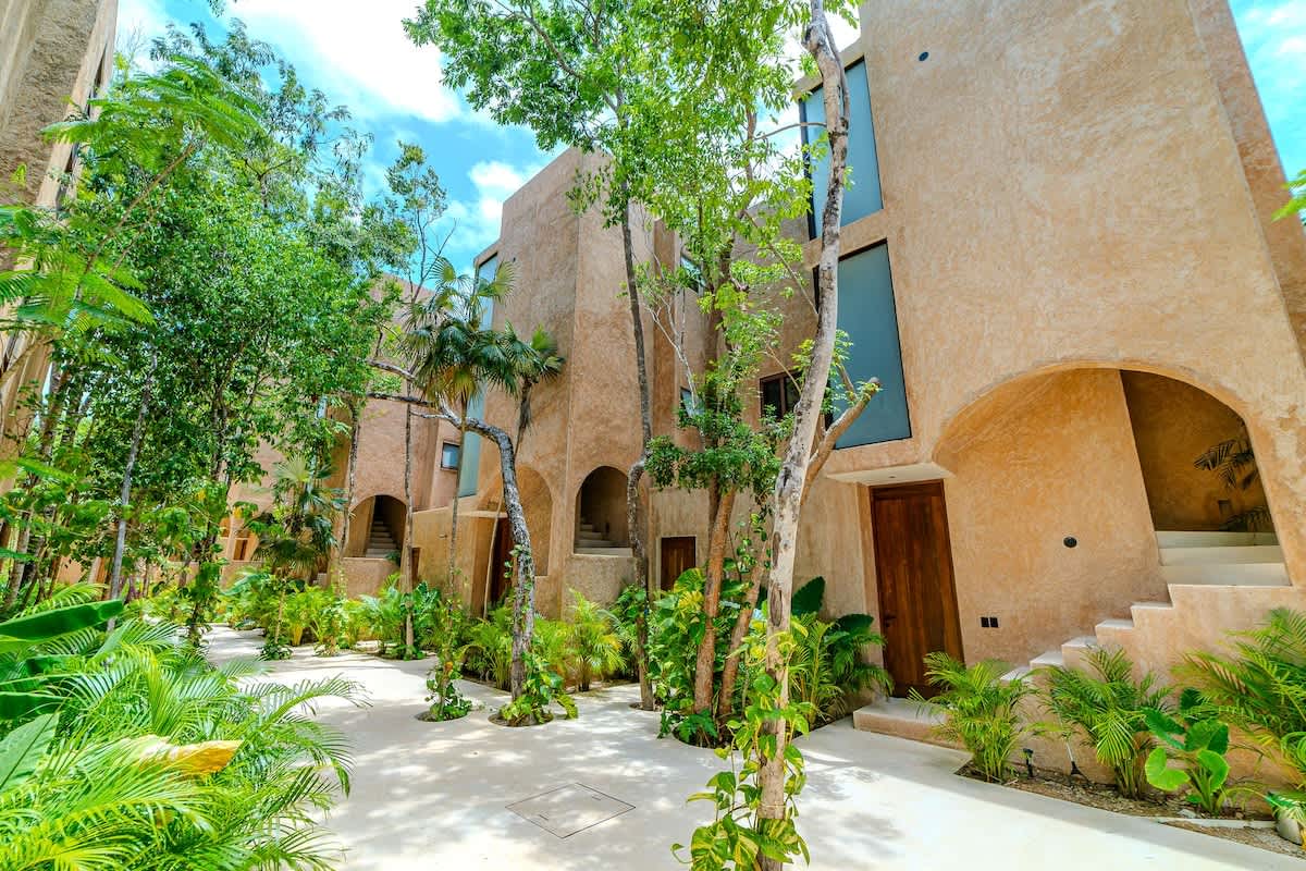 A peaceful jungle pathway welcomes you to the penthouse, blending modern design with Tulum’s natural surroundings.