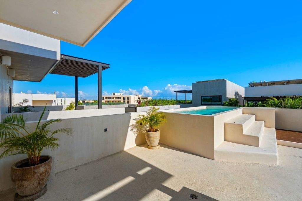 Lovely rooftop terrace, perfect for soaking up the sun and enjoying the large, refreshing 2nd pool.