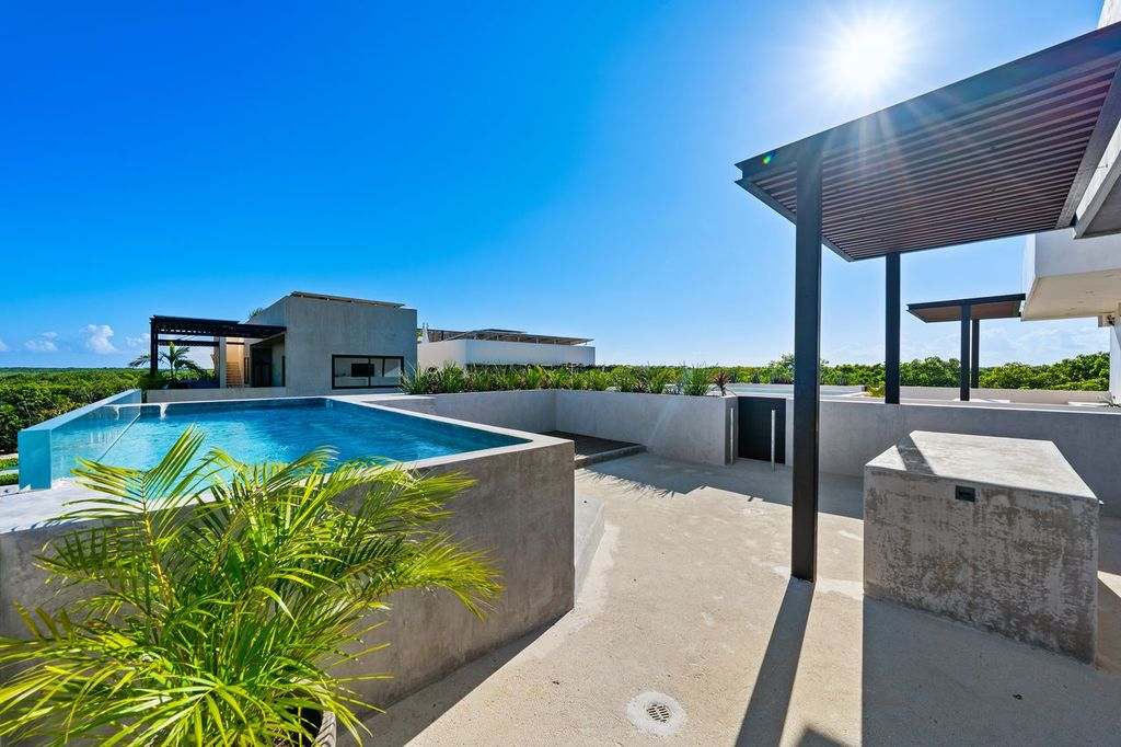 
Lovely rooftop terrace, perfect for soaking up the sun and enjoying the large, refreshing 2nd pool.