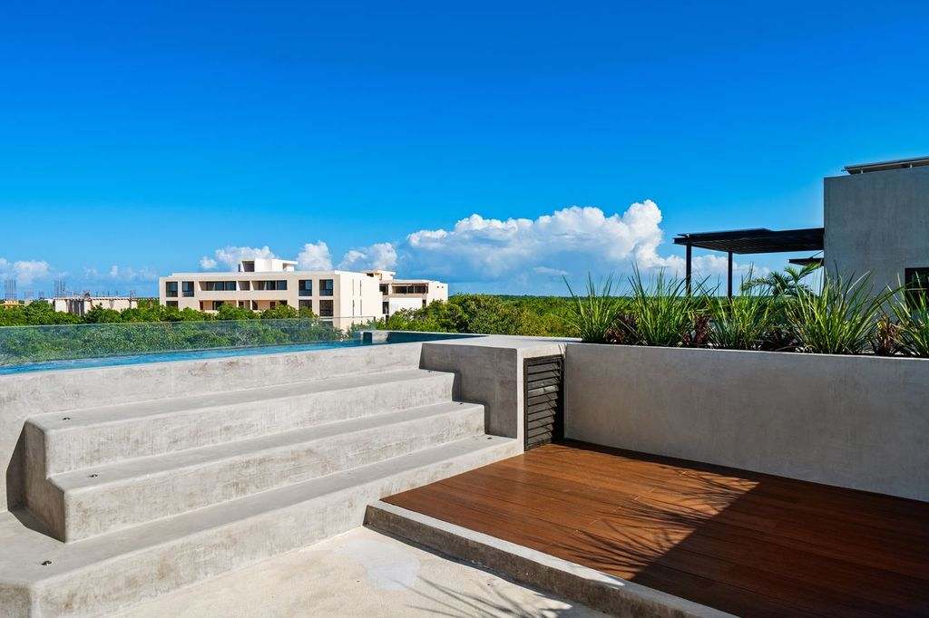 
Lovely rooftop terrace, perfect for soaking up the sun and enjoying the large, refreshing 2nd pool.