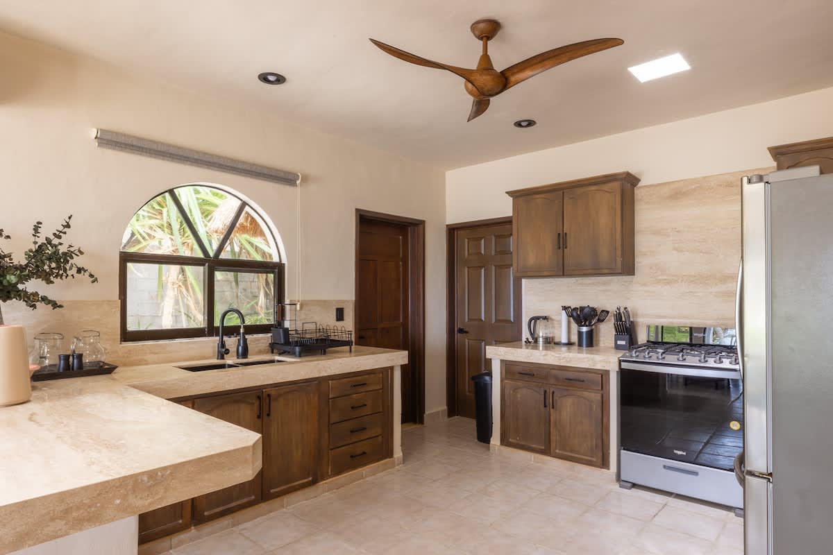 Incredible and modern kitchen with a large counter. Fully equipped kitchen