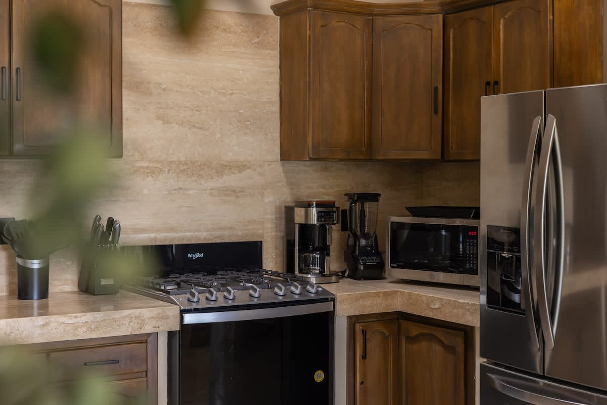 Incredible and modern kitchen with a large counter. Fully equipped kitchen