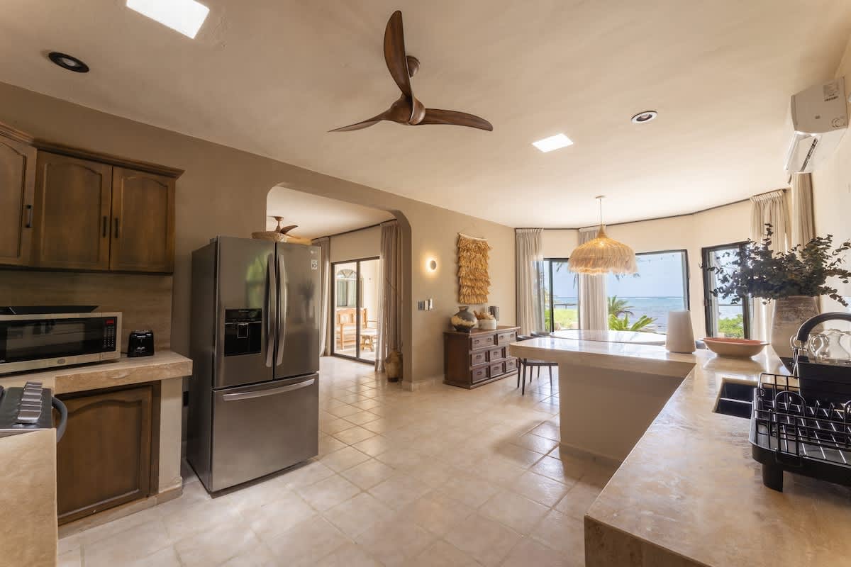 Incredible and modern kitchen with a large counter. Fully equipped kitchen