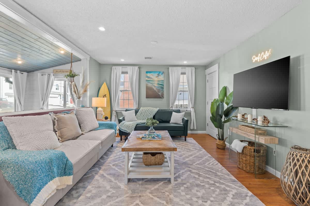 Cozy home w/ fireplace & backyard — Norfolk, VA — vacation rental