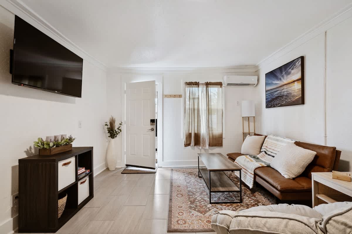 Cozy guest suite w/ kitchen & parking — Pensacola, FL — vacation rental
